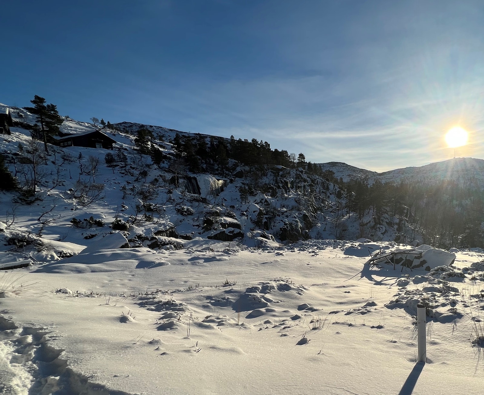 Tomten ligger solrikt og lunt til - rett ved gruvebyen og rett med skiløypa som tar deg opp på høyfjellet Galleribilde