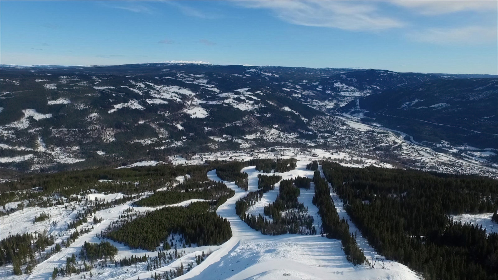 Alpinbakkene strekker seg ned mot Gol sentrum Galleribilde