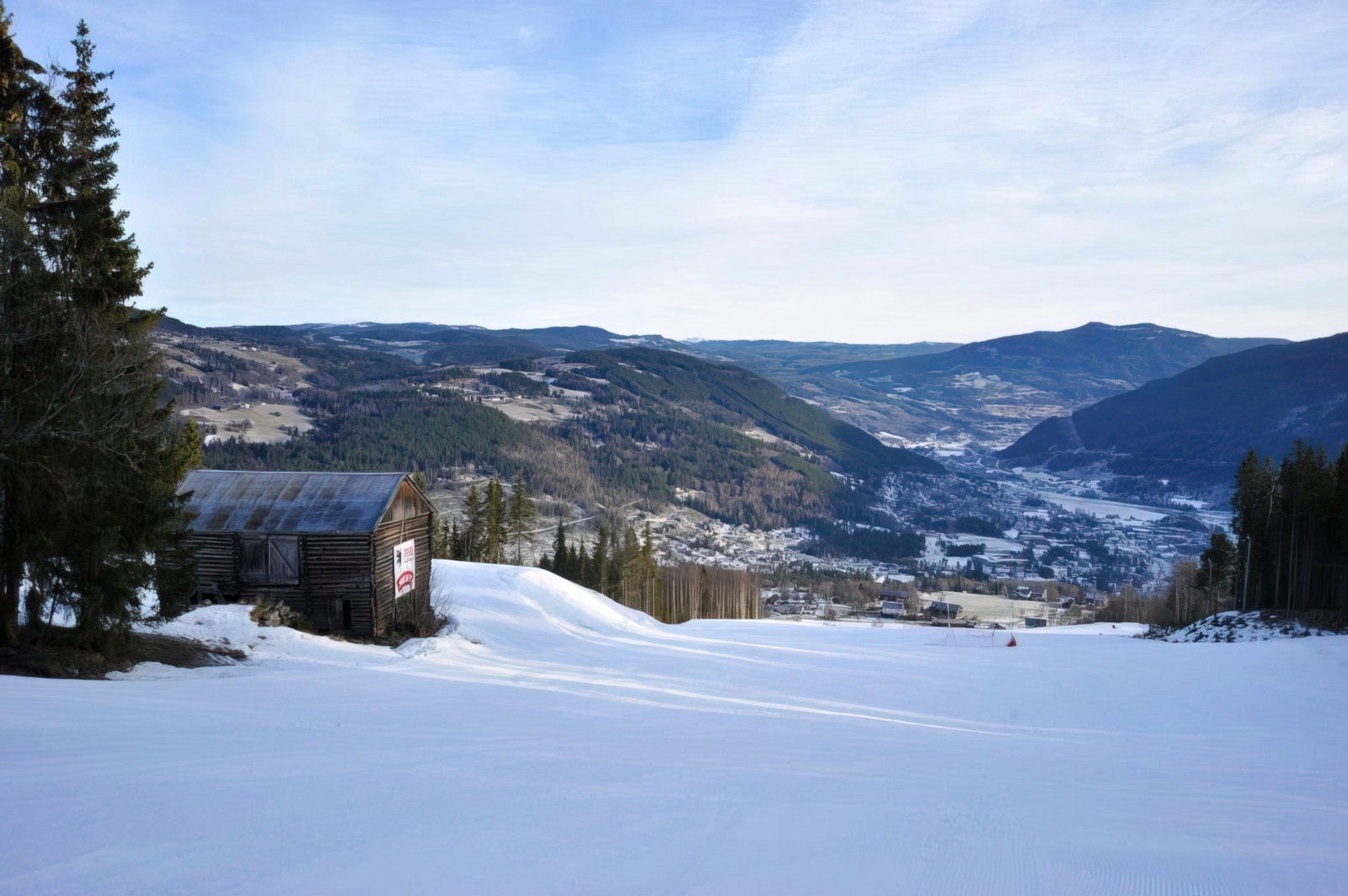 Alpint med Gol sentrum i dalbunnen. Galleribilde