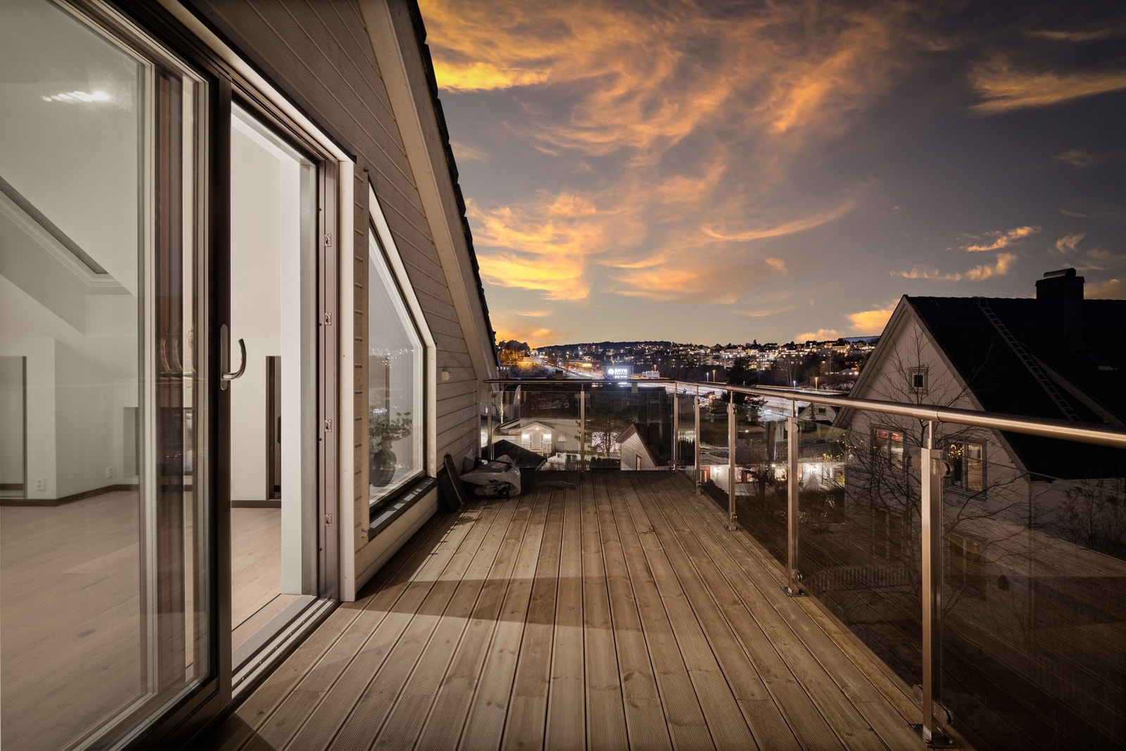 Fra stuen er det utgang til stor sydvendt terrasse med mye sol og trivelig utsyn. Galleribilde
