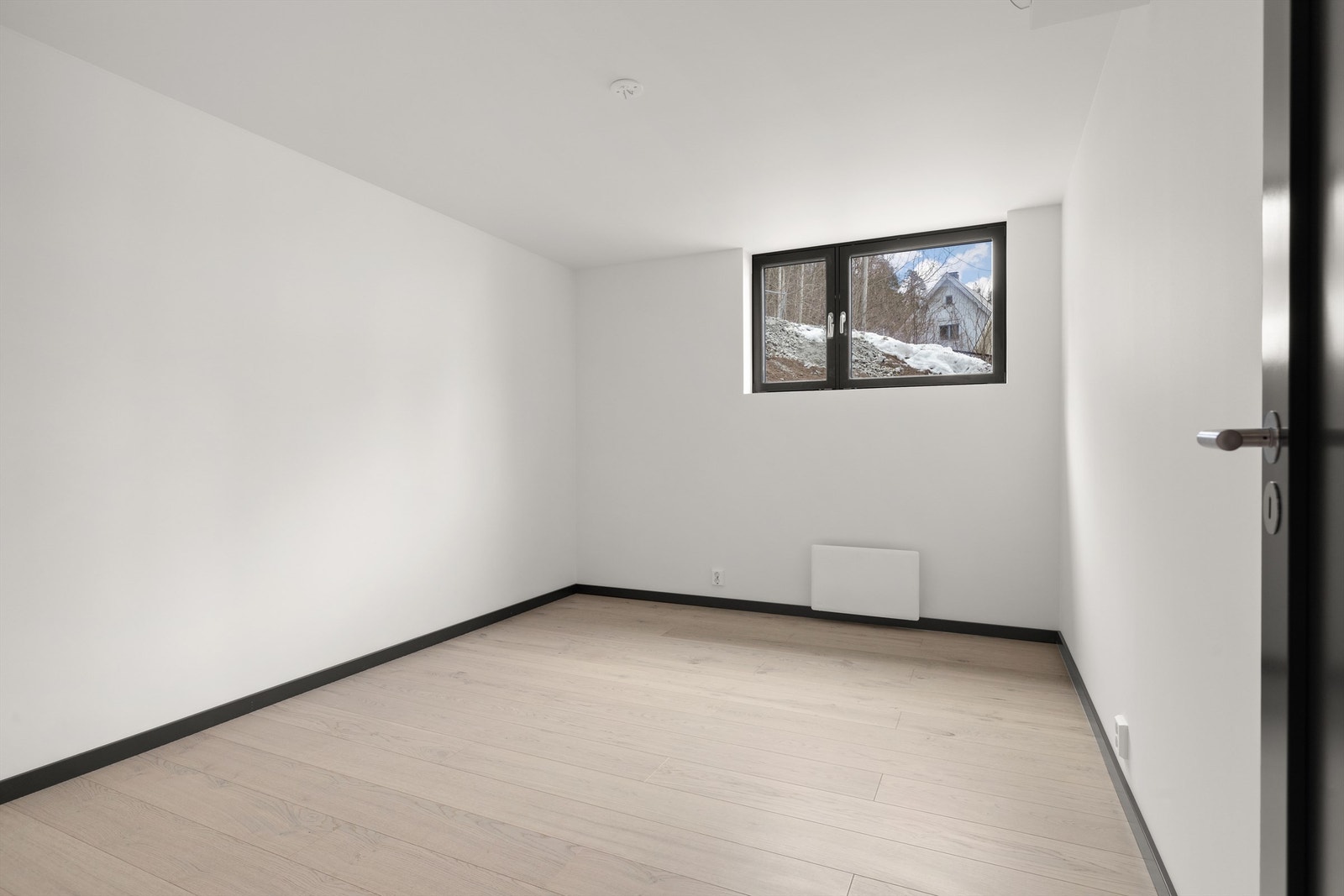 I underetasjens hoveddel finnes det to store gode soverom. Begge rommene har god plass til garderobeløsninger. Galleribilde