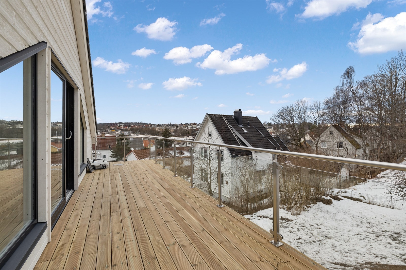 Fra stuen er det utgang til stor sydvendt terrasse med mye sol og trivelig utsyn Galleribilde