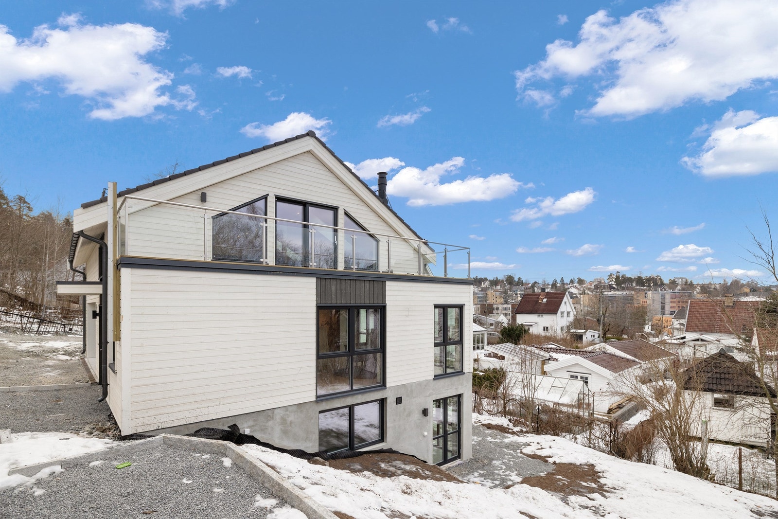 Fasade. Det vil bli etablert trapp (10 trinn i granitt) ned til inngangen i u. etasjen. Det etableres thujahekk mellom seksjonene og det etableres gress på utearealene. Galleribilde