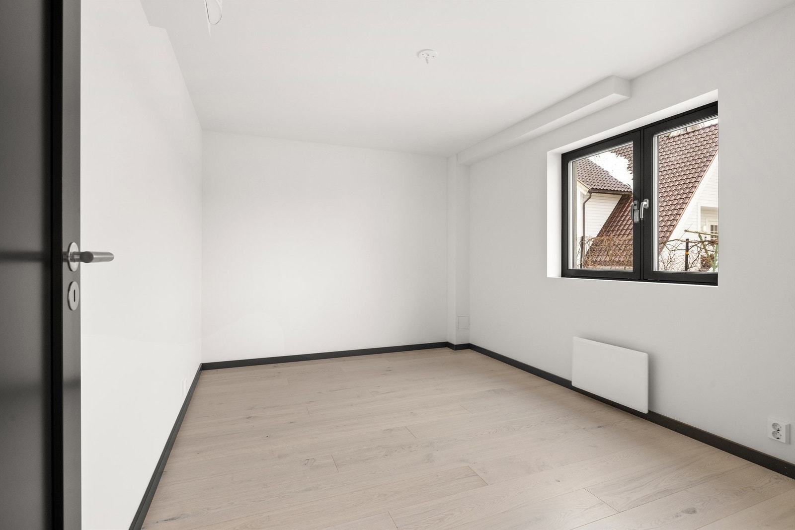 I underetasjens hoveddel finnes det to store gode soverom. Begge rommene har god plass til garderobeløsninger. Galleribilde