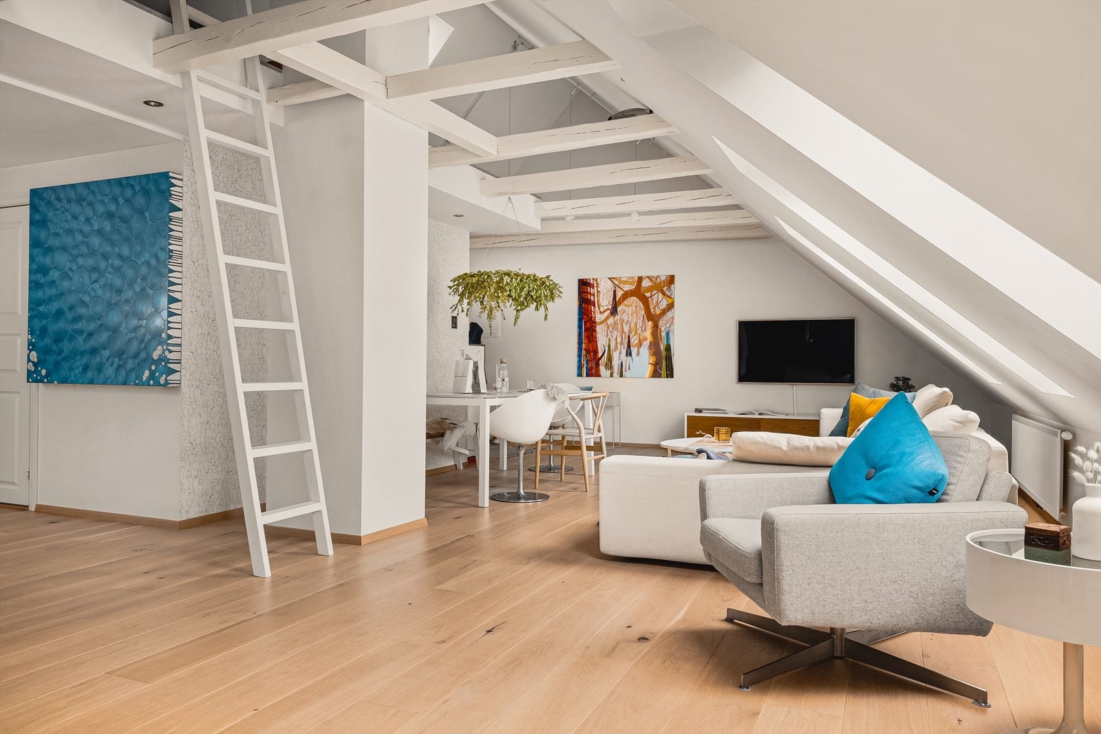 Svært romslig stue med plass til å innrede med både sofaseksjon og spisebord. Galleribilde