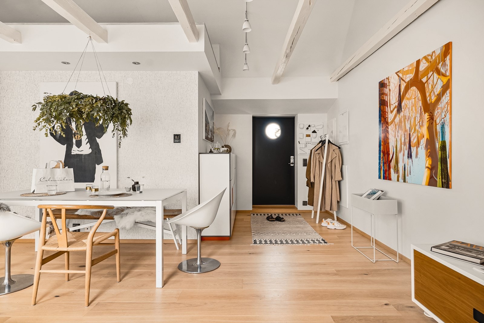 Boligen er innbydende og moderne med romslig takhøyde og godt lysinnslipp. Galleribilde