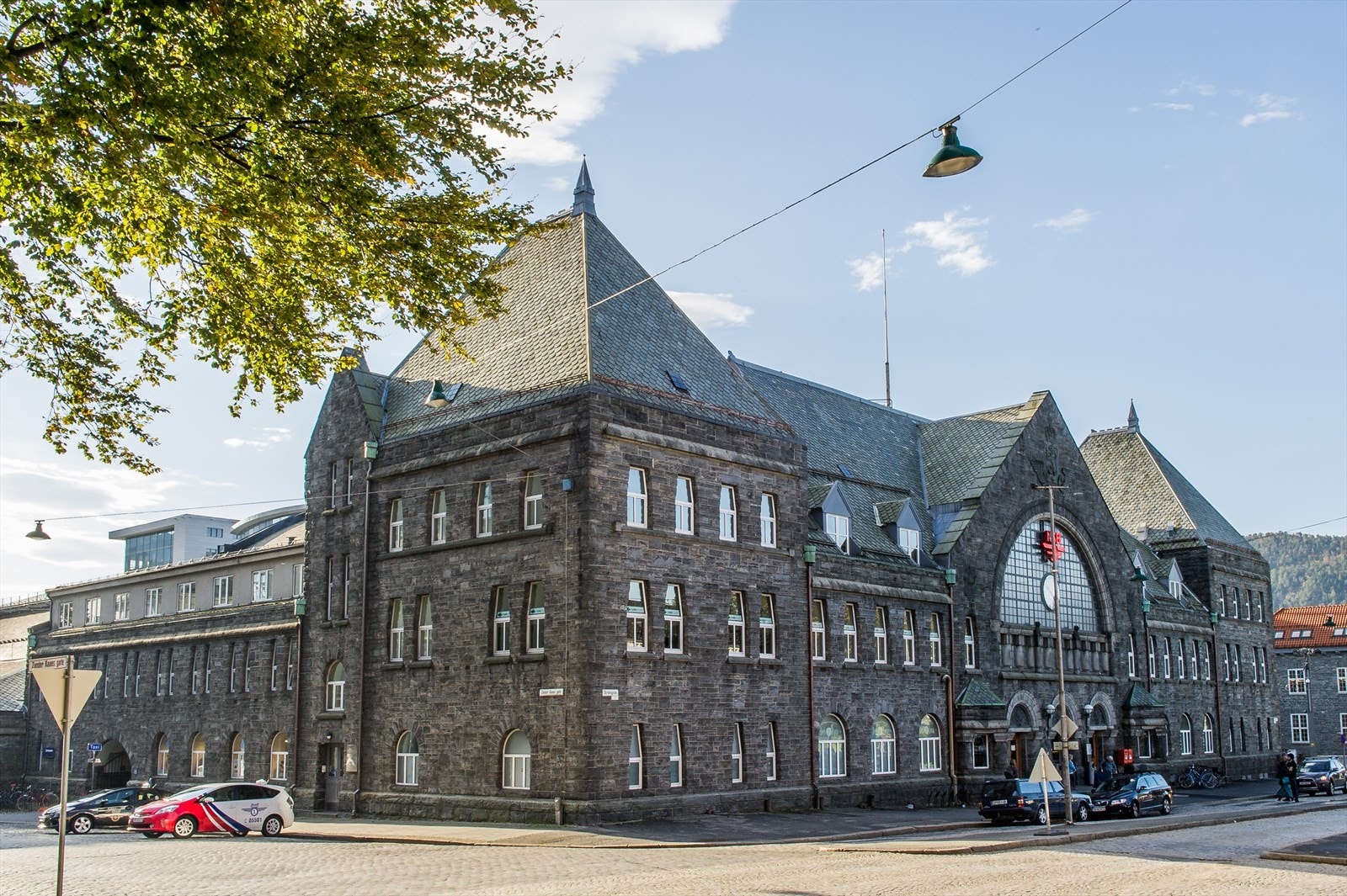 Leiligheten ligger like ved Togstasjonen. Svært beleilig dersom man ønsker å ta turen til fjells, eller til Oslo. Galleribilde