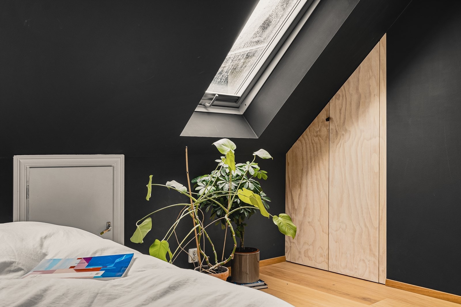 Plassbygget garderobeskap fra 2019. Dette er svært praktisk løst og interessenter oppfordres til å ta en titt på visning! Galleribilde