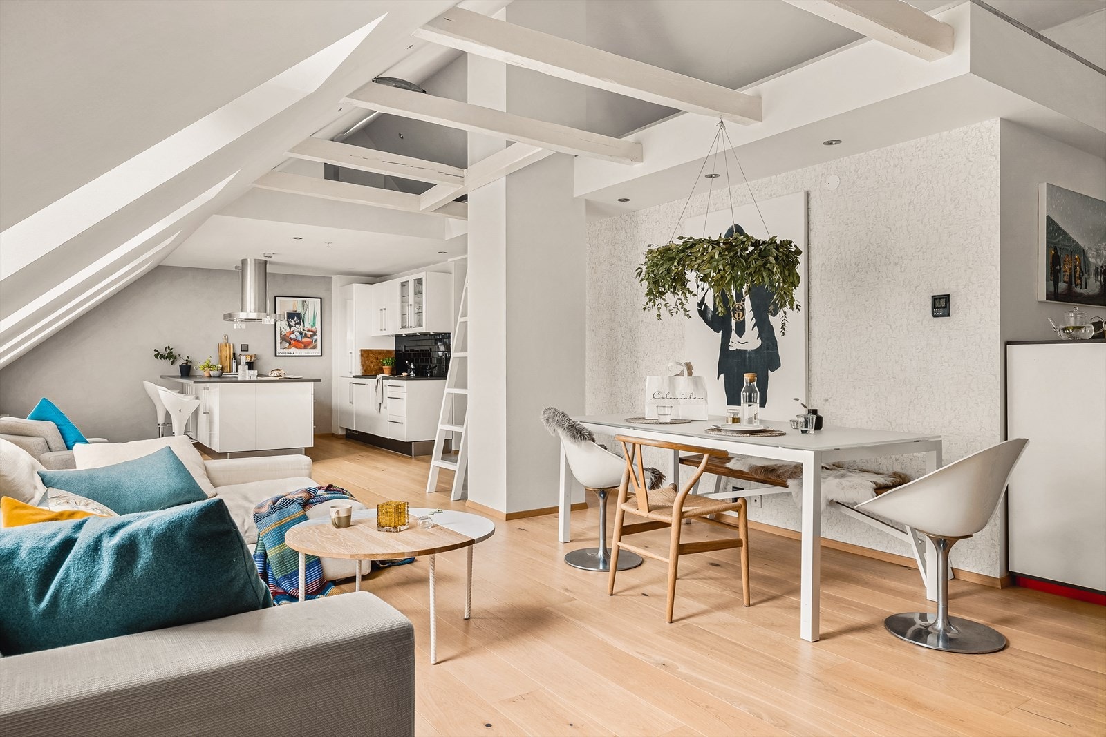 Ny enstavs eikeparkett ble lagt i samtlige rom i 2019. Galleribilde