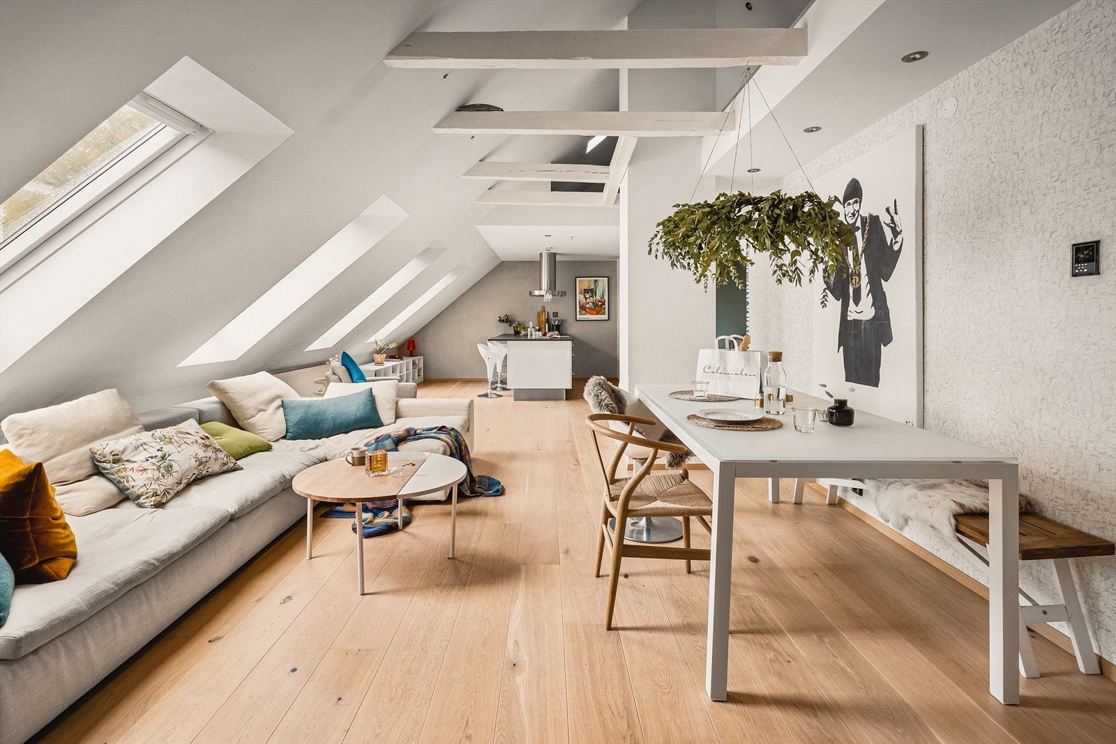 Stue, kjøkken og inngangsparti rommer hele 51,1m². Rommene forgrener seg i en fin åpen løsning, samtidig som de har sin naturlige avgrensing. Galleribilde