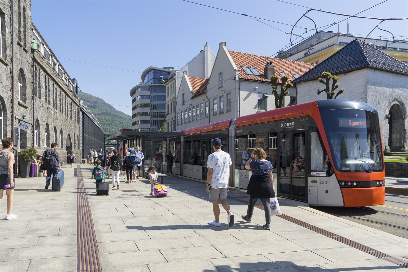 Bybanen går rett utenfor inngangsdøren. Denne tar deg i retning Flesland og vil ila. 2022 gå til Haukeland sykehus. Galleribilde