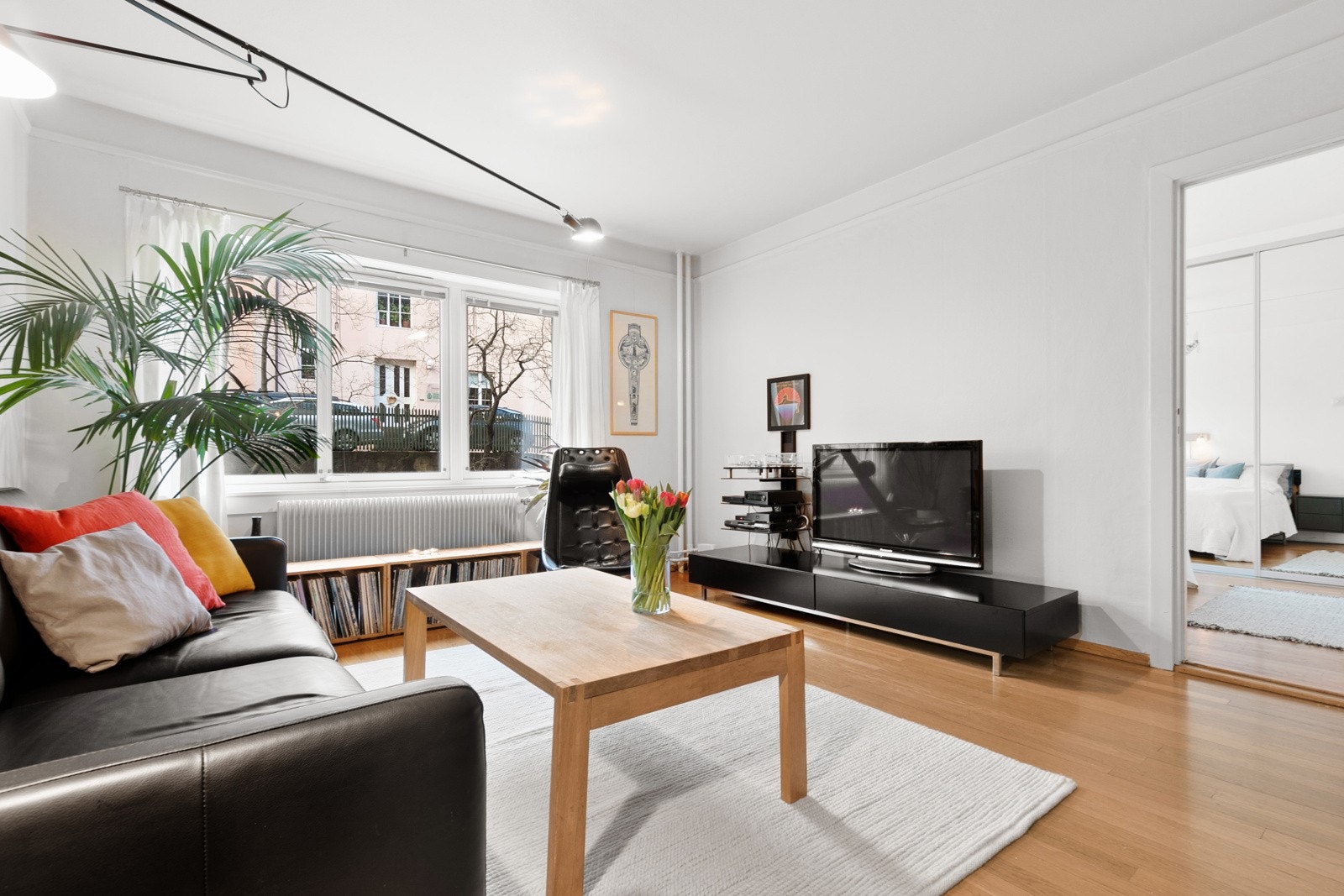 Stue med store vindusflater, og gode innredningsmuligheter Galleribilde