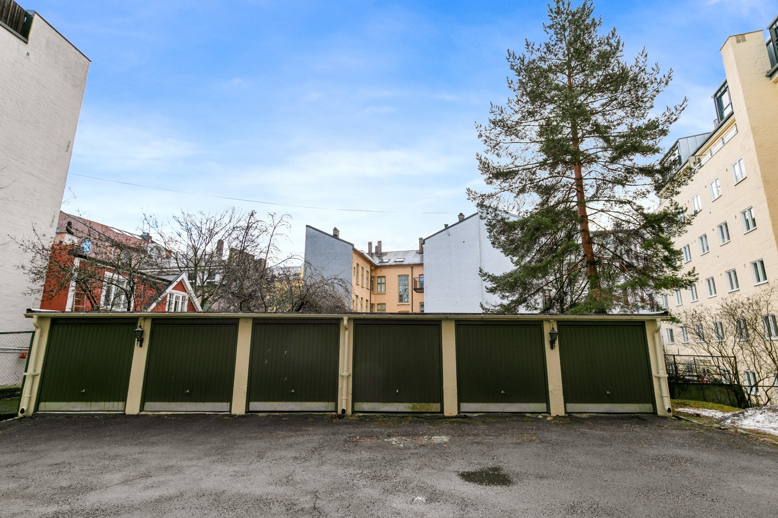 Det er mulig å sette seg på venteliste for garasje, pr. 15.02.2022 er det 3stk som venter på ledig plass Galleribilde