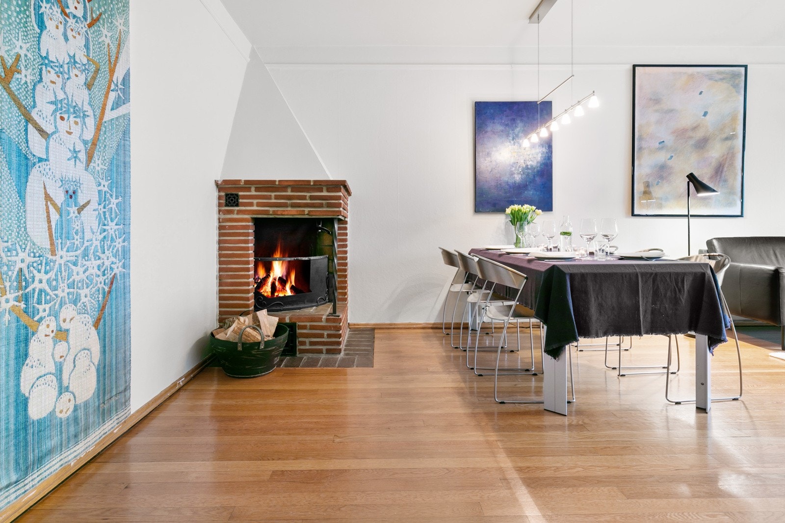 I stuen finner man en stor, åpen peis som gir god varme og lun stemning Galleribilde