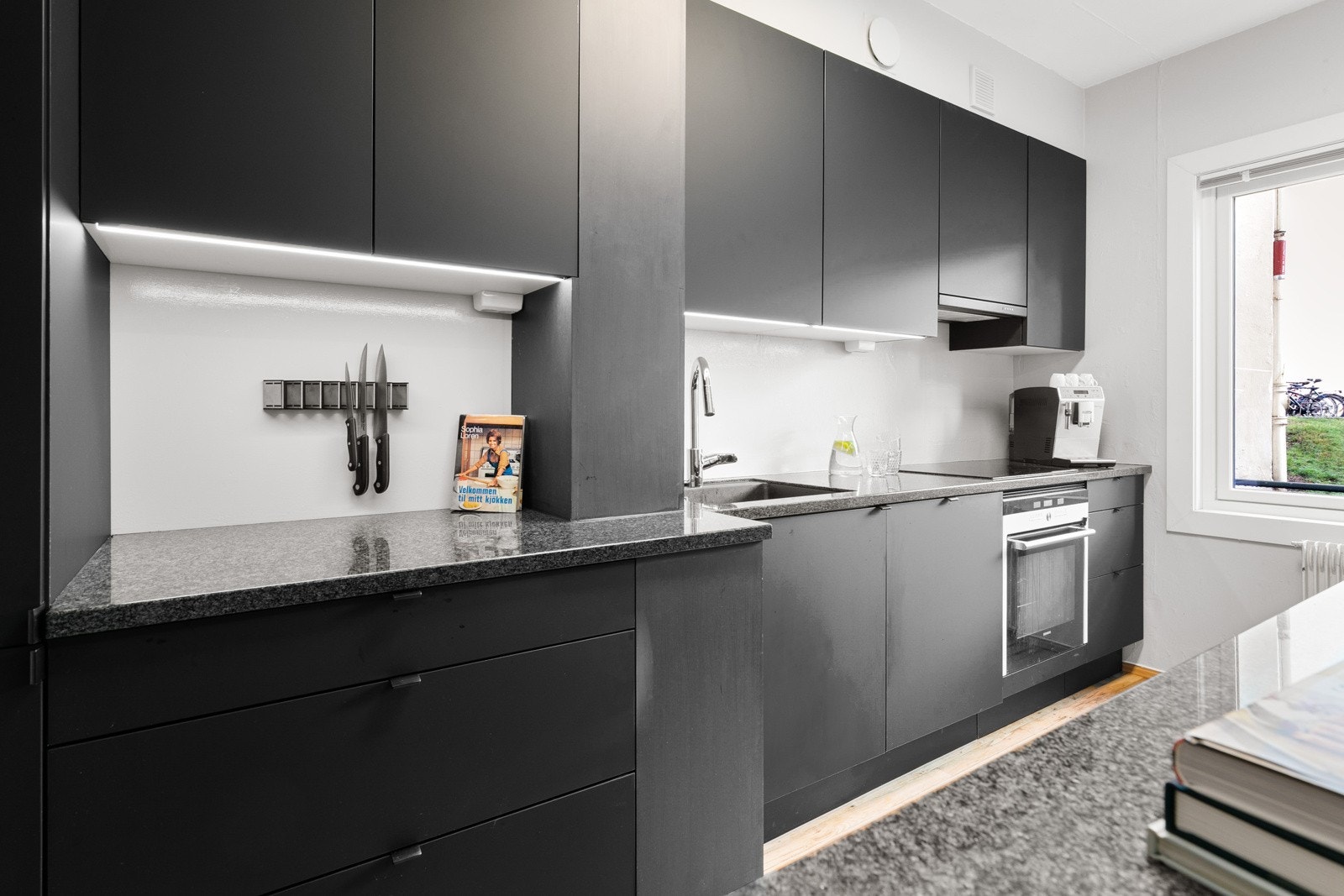 Benkeplater er i mørk granitt Galleribilde