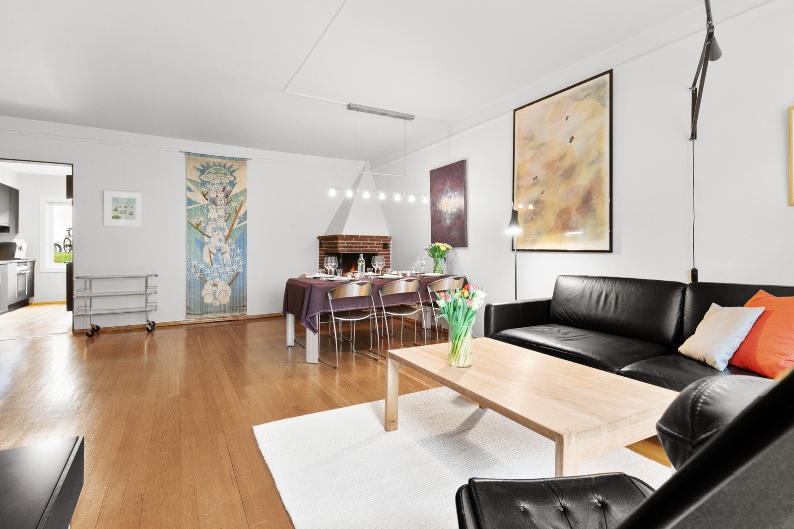 I stuen er det plass til en romslig salong og spisestuedel Galleribilde