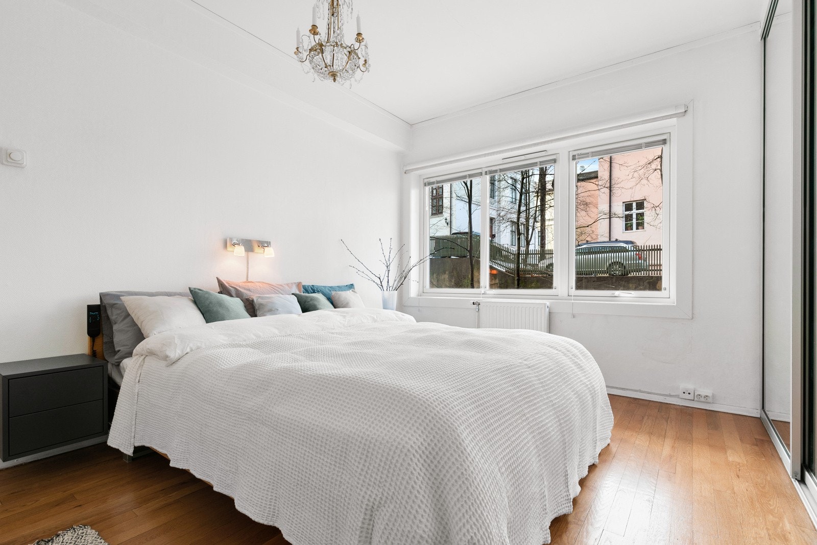 Hovedsoverommet har god plass til dobbeltseng og andre småmøbler Galleribilde