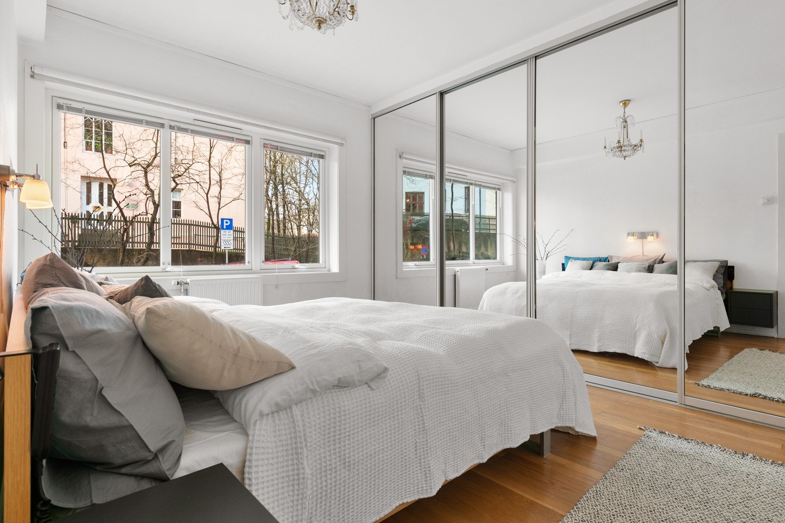 Stort hovedsoverom, innredet med skyvedørsgarderobe med speilfronter Galleribilde