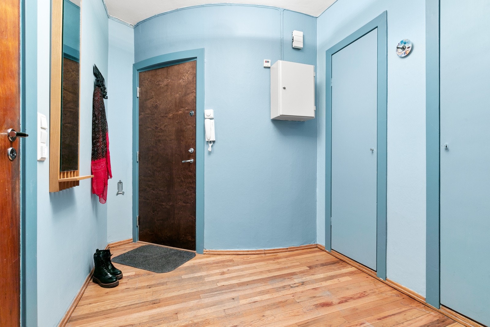 Romslig enté med plassbygde garderobeskap Galleribilde