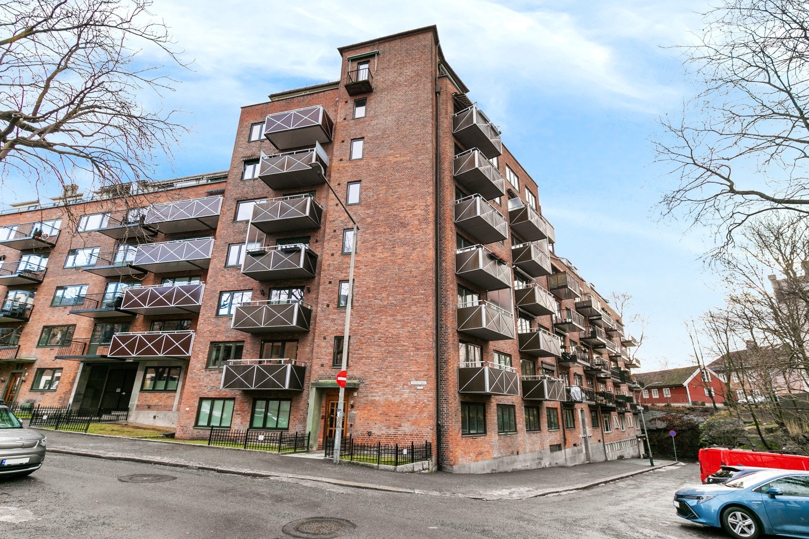 Leiligheten ligger i høy 1. etasje uten innsyn fra gaten Galleribilde