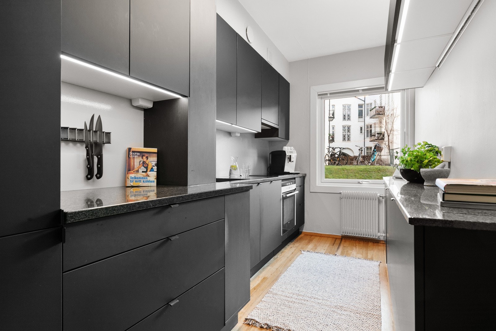 Boligens kjøkken er separat fra stuen, og har innredning fra HTH fra 2020 Galleribilde