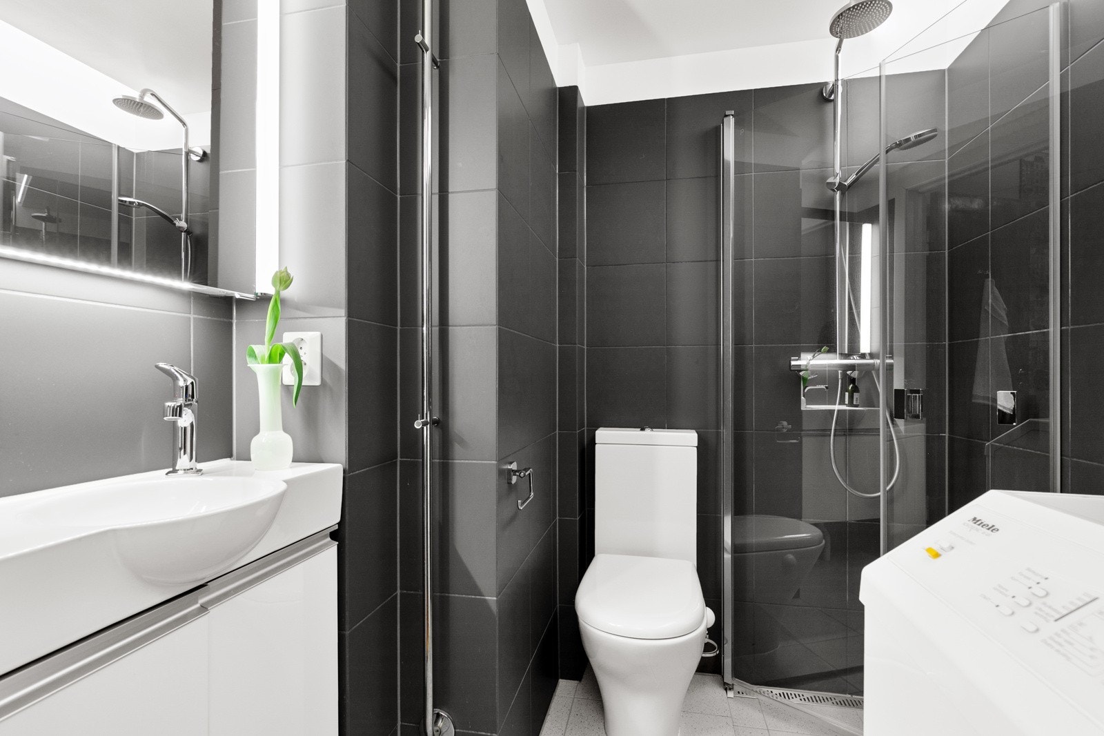 Badet er fra 2016 med varmekabler i gulv, håndkletørker og opplegg til vaskemaskin Galleribilde