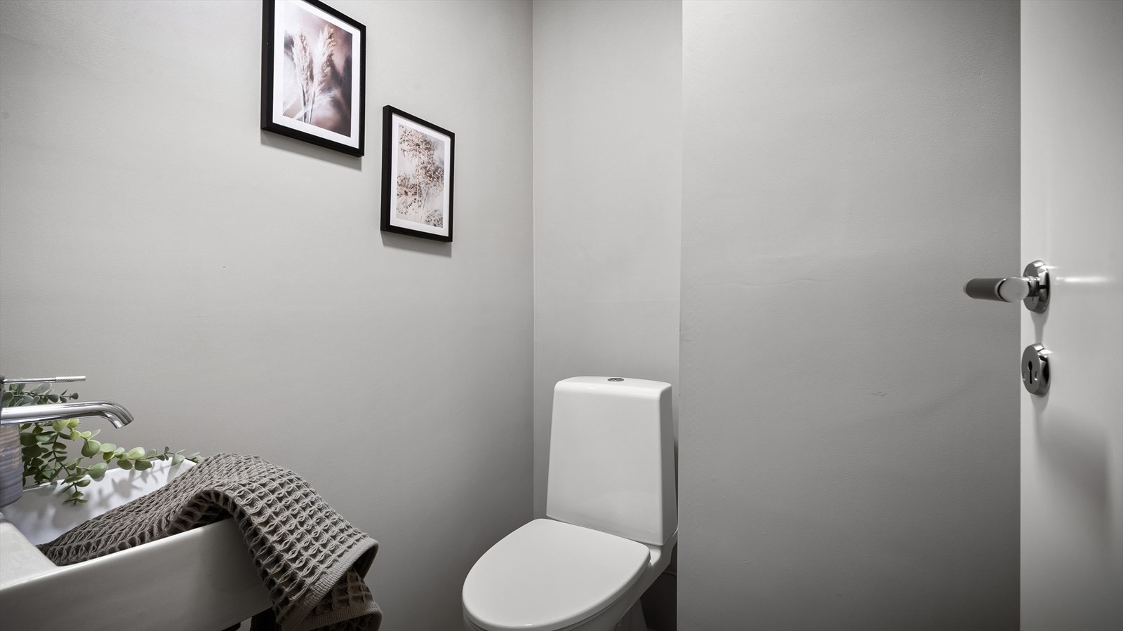 - Wc-rom med tilkomst fra hallen. Her er det toalett og servant - Galleribilde