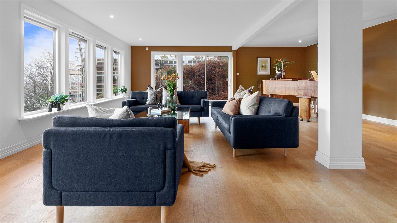 - Plass til hele familien. Merk downlightsbelysning tak - Galleribilde