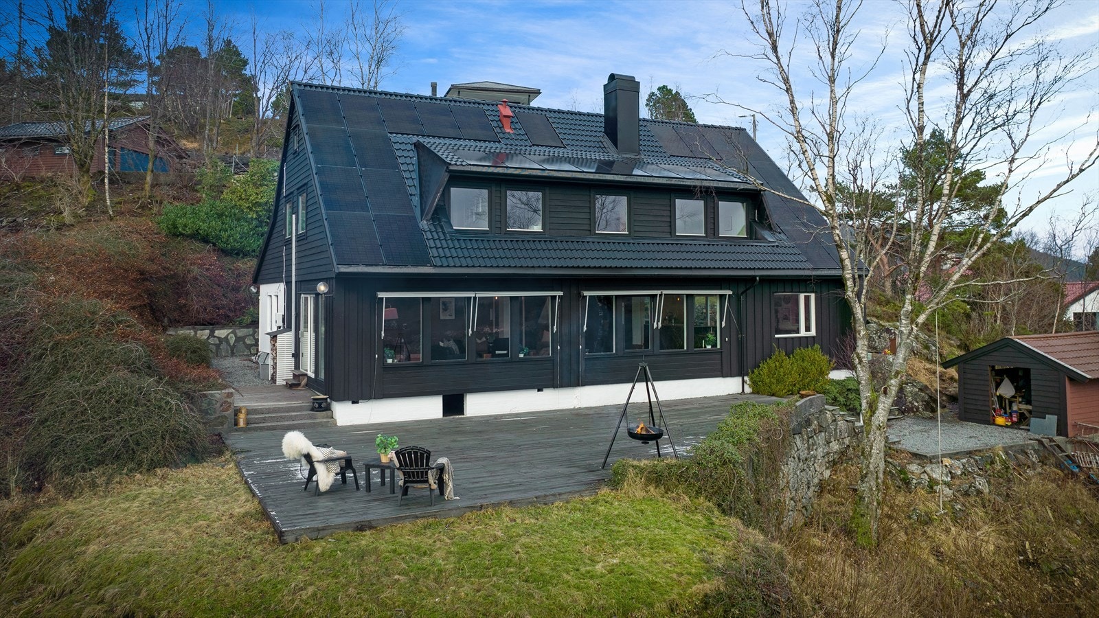 - Boligen har et uthus på 14m² og garasje på 41 m² - Galleribilde