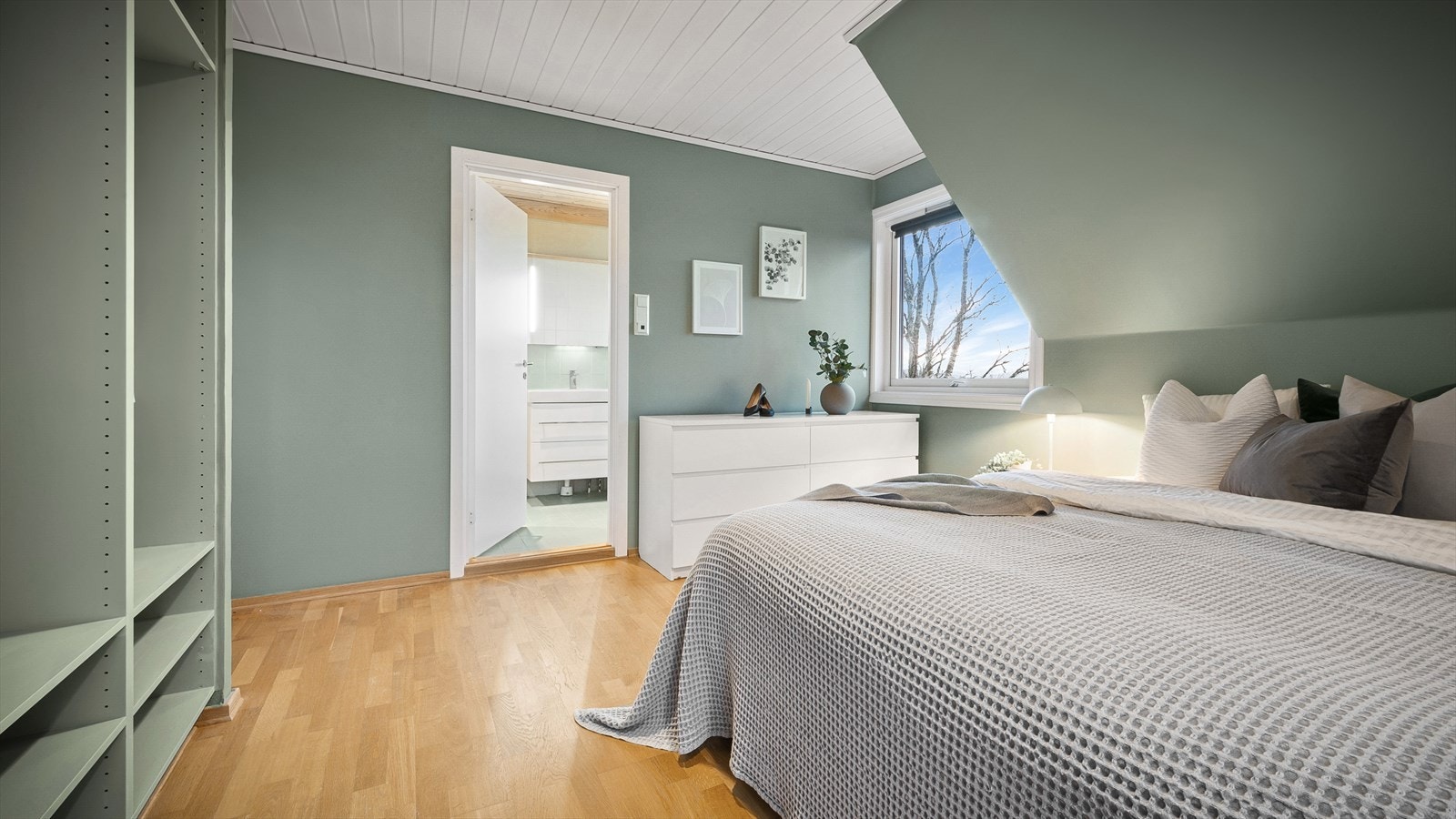 - Fra soverommet har du on-suite baderom på 5,7 m² - Galleribilde
