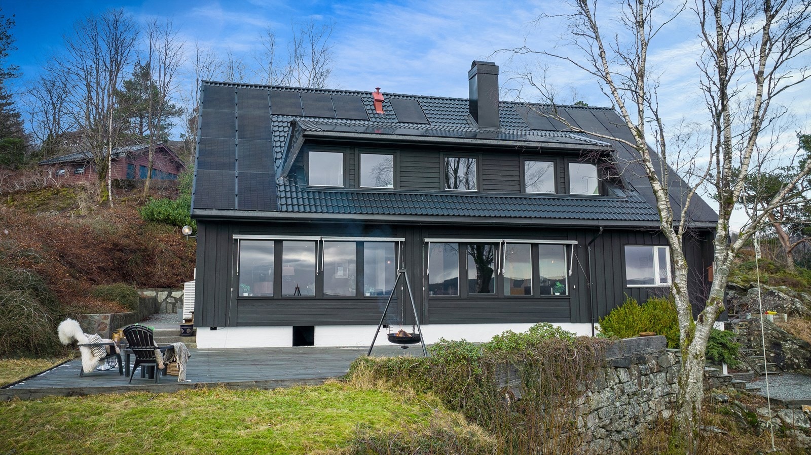- Tomten ligger usjenert til, uten noe gjennomgangstrafikk og med mye sol Galleribilde