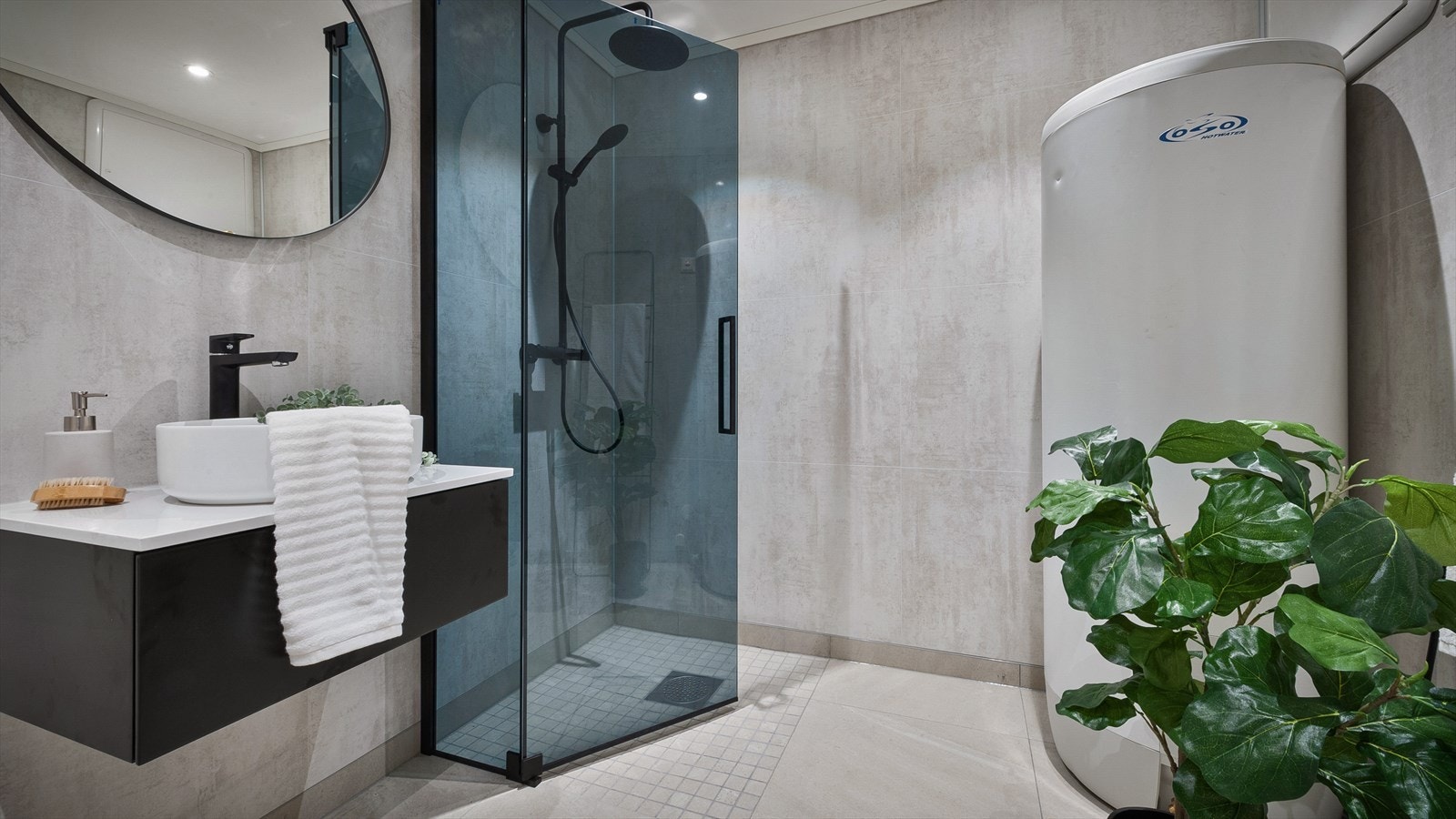 - På badet er det vegghengt toalett, benkeskap med servant, dusjdører i glass og vvb og fordelerskap til "rør i rør" vannforsyning - Galleribilde