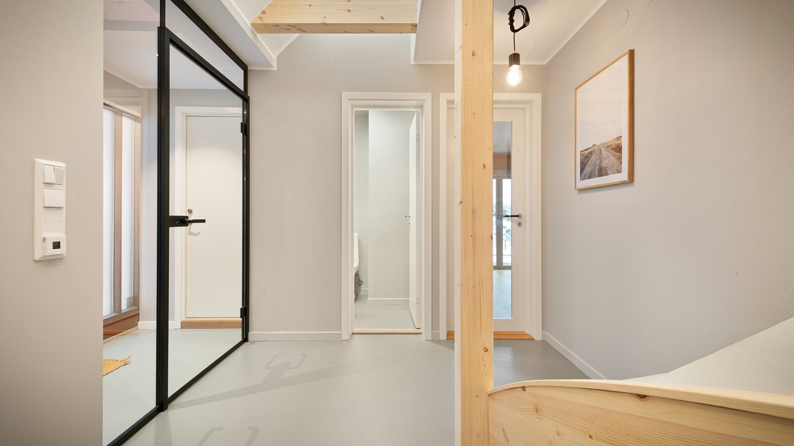 - Inngangsparti bindes sammen av en flott trapperom/gang på 12,3 m² - Galleribilde