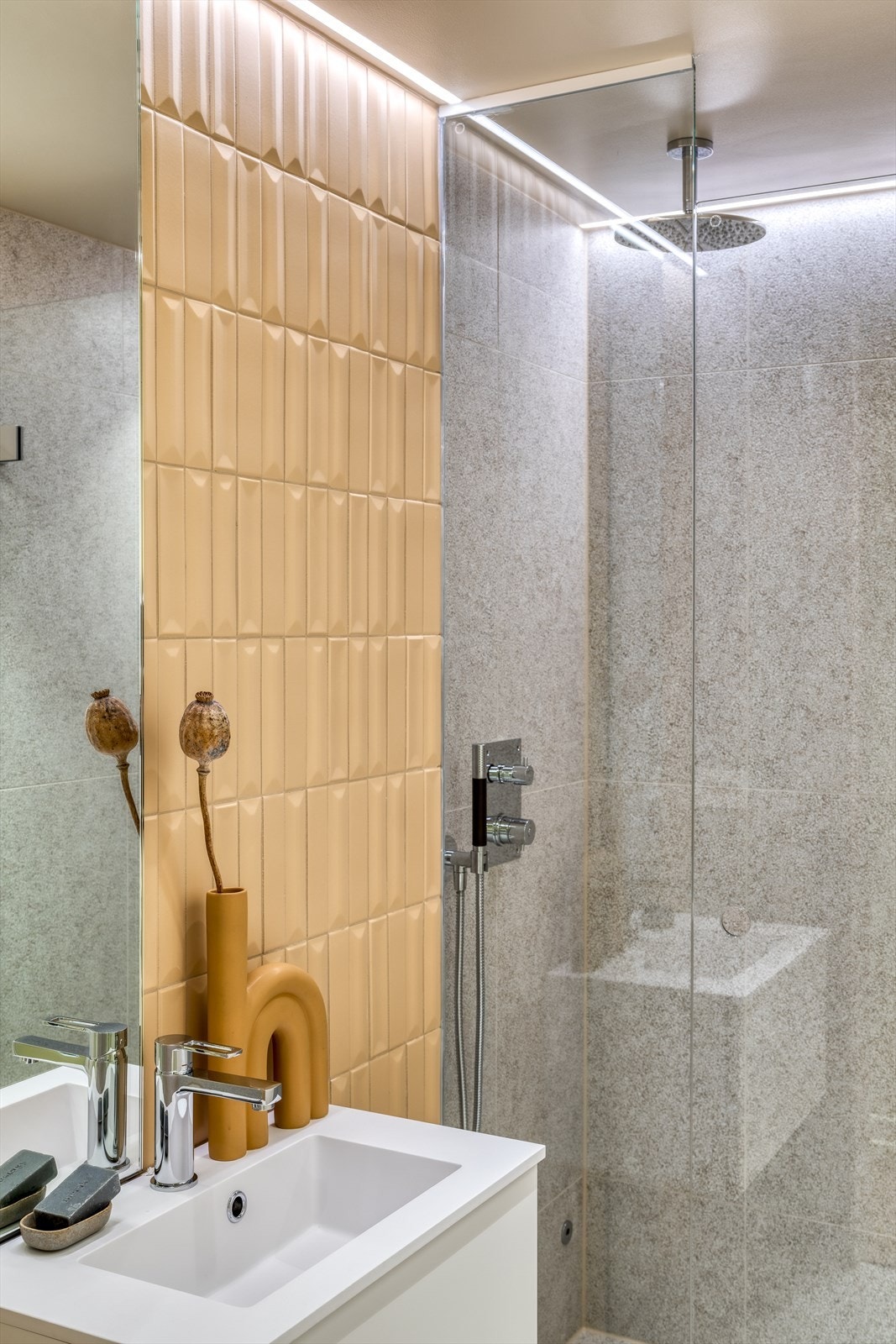 Begge bad med innredning fra Dansani, nyere sluk i begge baderom, "rør-i-rør,-system", lekre fliser og moderne baderomsmøbler Galleribilde