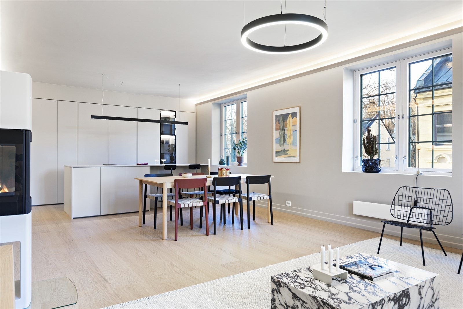 Det er "tre soner i ett", det er store vindusflater, og hvor hele rommet oppleves som lyst, godt og raust. Galleribilde