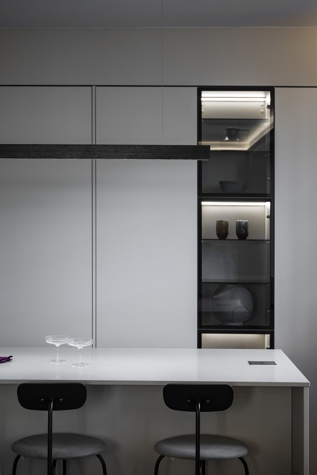 Stor og god kjøkkenøy med nedfelt induksjon platetopp med benkeventilator fra Eico Galleribilde