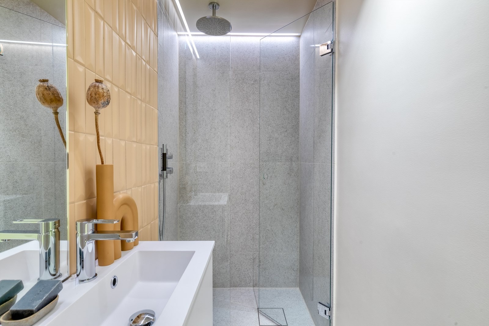 Nyetablert og meget delikat en suite baderom Galleribilde