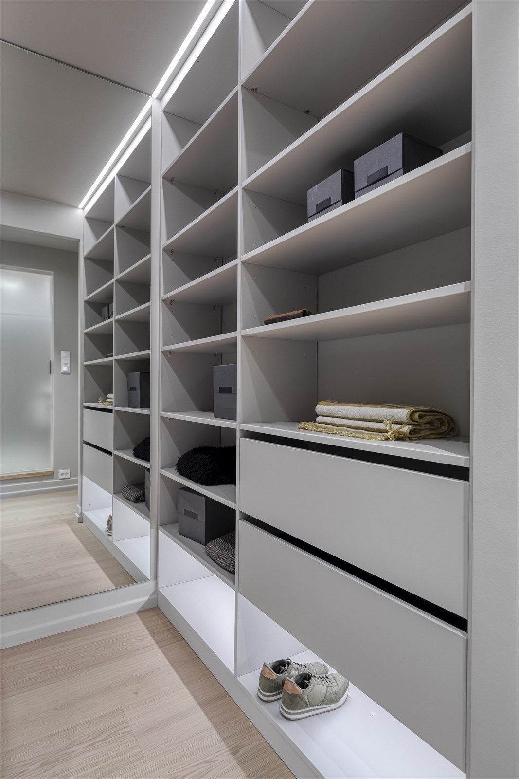 Walk in garderobe med spesialtilpasset innredning fra den tyske kvalitetsleverandøren Schmidt Galleribilde