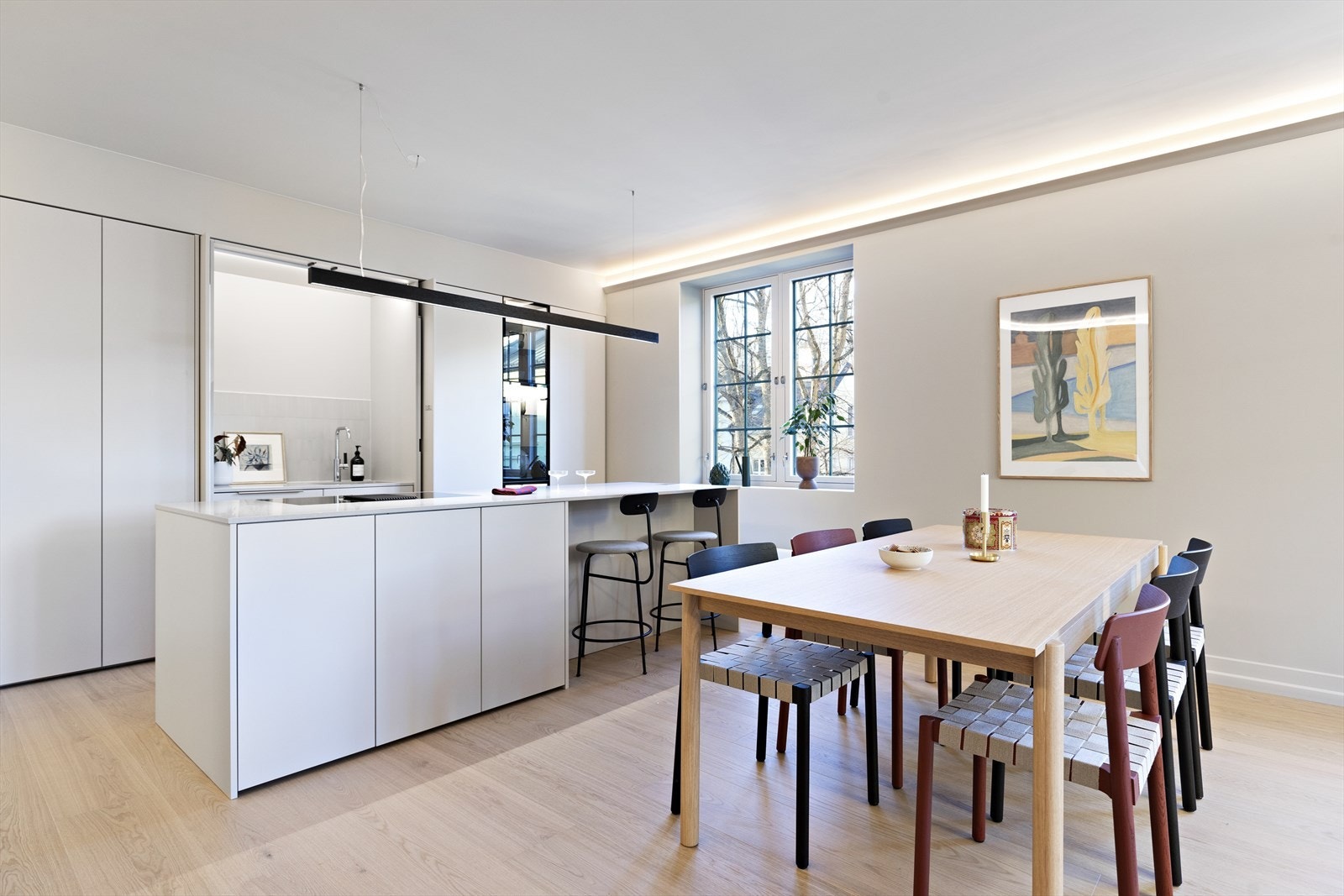 Gulvene er dekt med eksklusive parkettgulv fra Tyske MeisterWerke (enstavs eik, off-white). Galleribilde