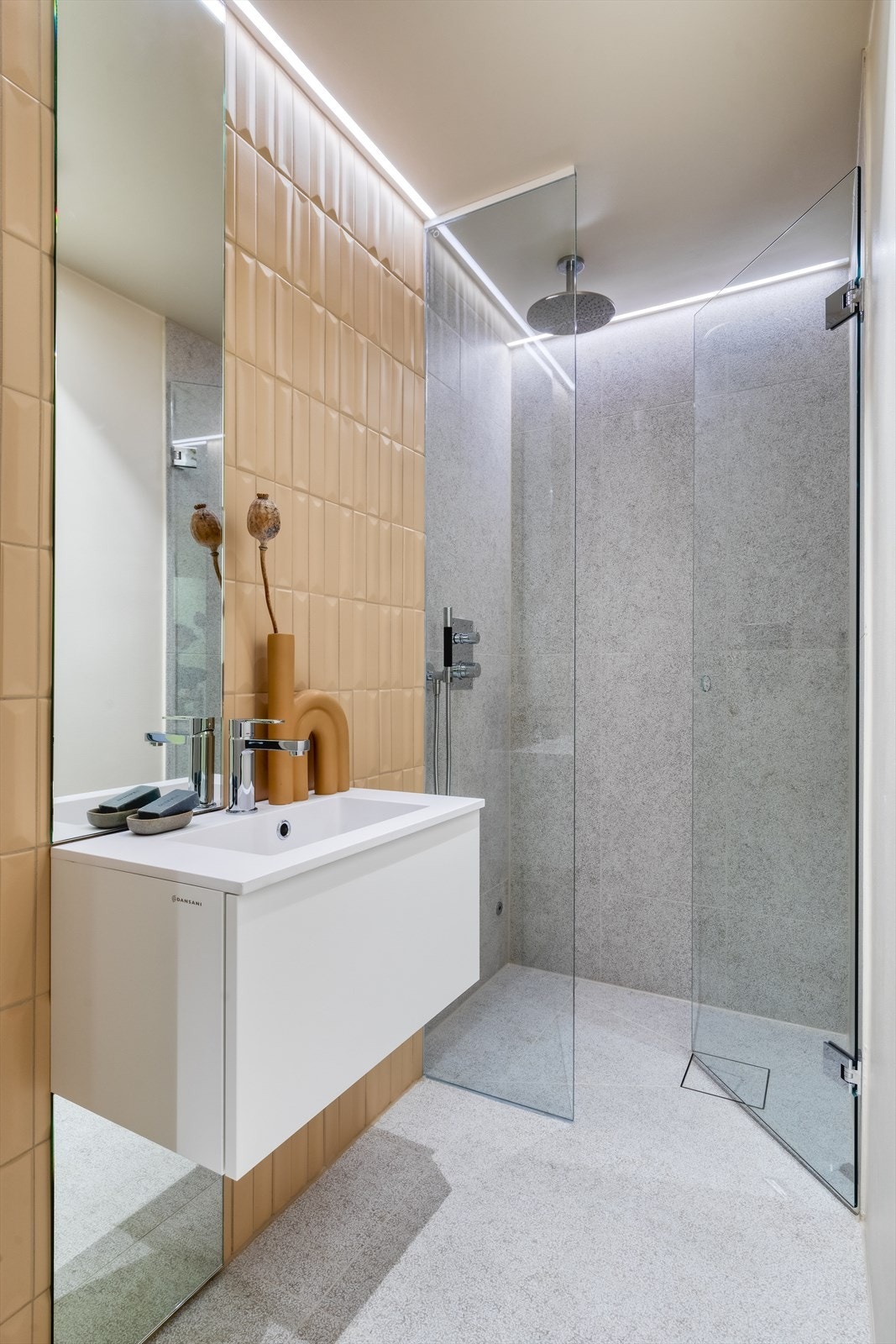 Begge baderommene er innredet med dusjnisje med dusjskillevegg i herdet glass, regn- og hånddusj, helservant med underskuffer, og vegghengt toalett Galleribilde