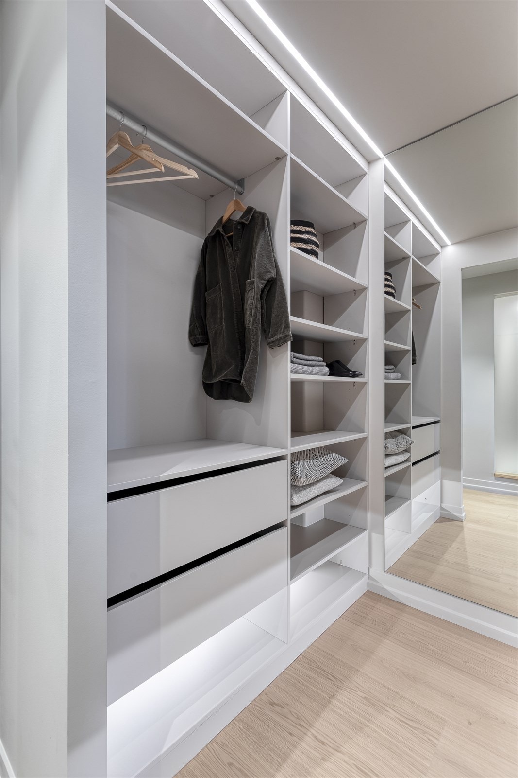 Walk in garderobe med spesialtilpasset innredning fra den tyske kvalitetsleverandøren Schmidt Galleribilde