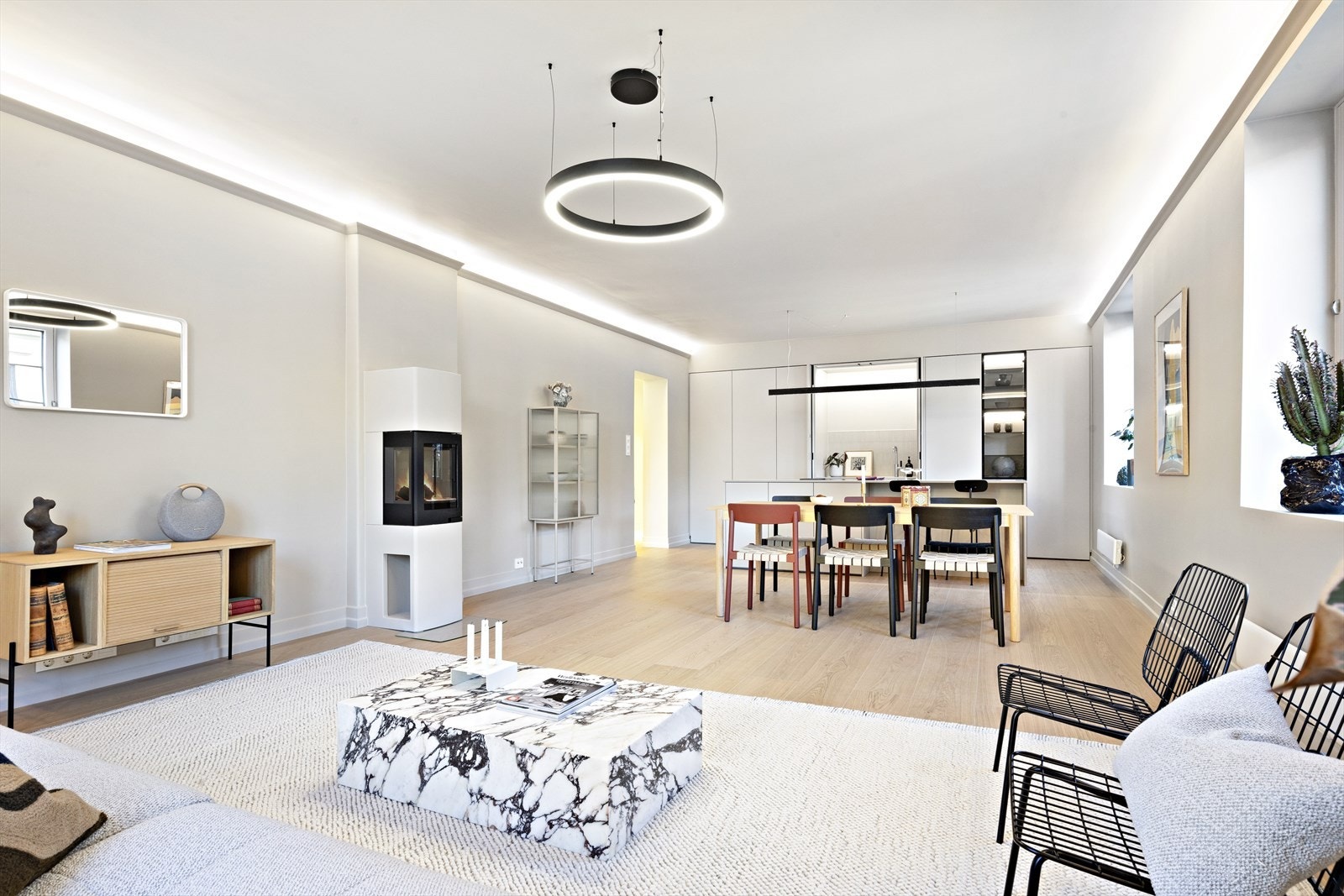 Det store, åpne oppholdsarealet med stue, spisestue og kjøkken harmonerer godt med hverandre. Galleribilde