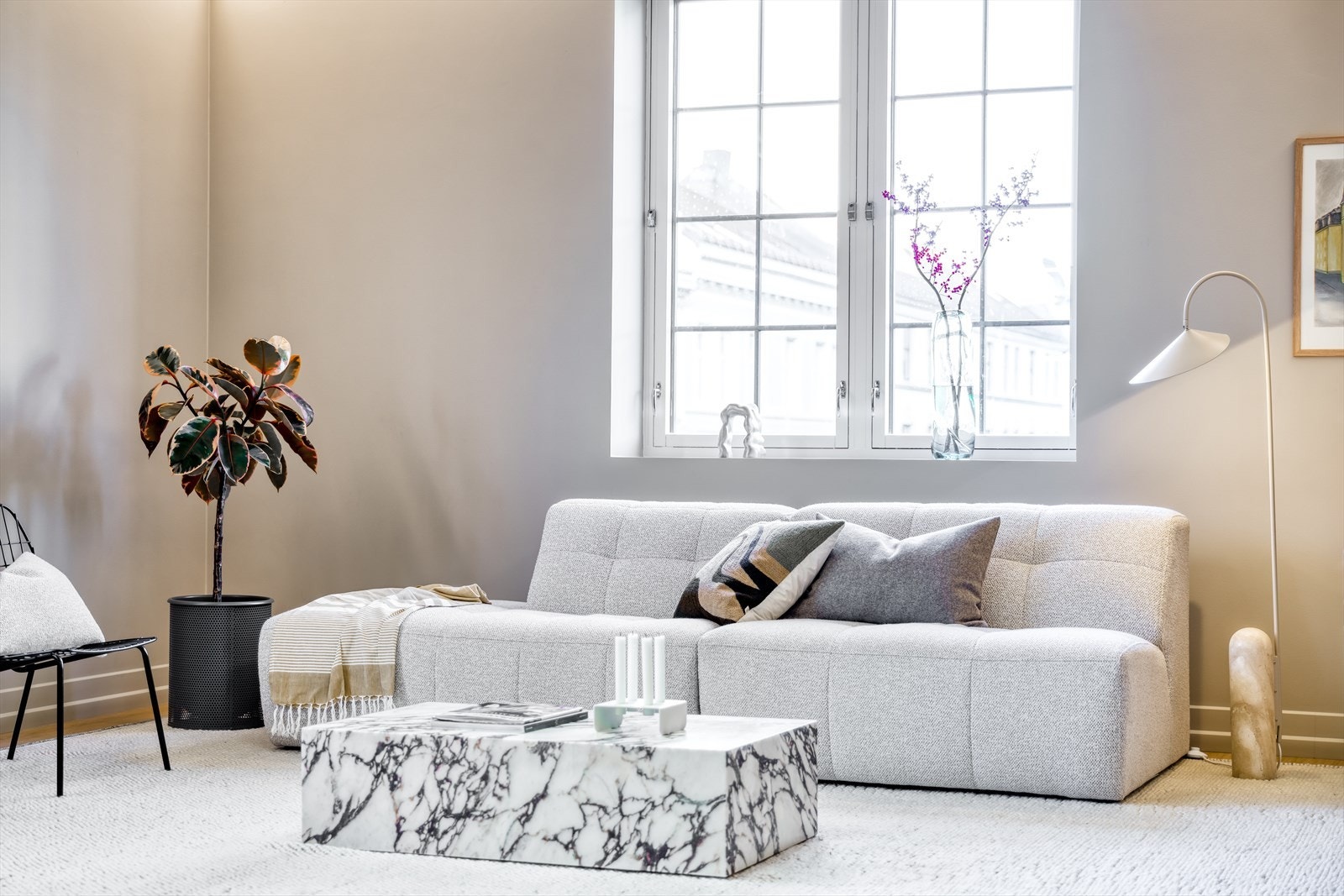 En særpreget, lys og unik selveierleilighet på hele 111 m² med peis, samt 3(2) soverom og 2 lekre baderom. Galleribilde