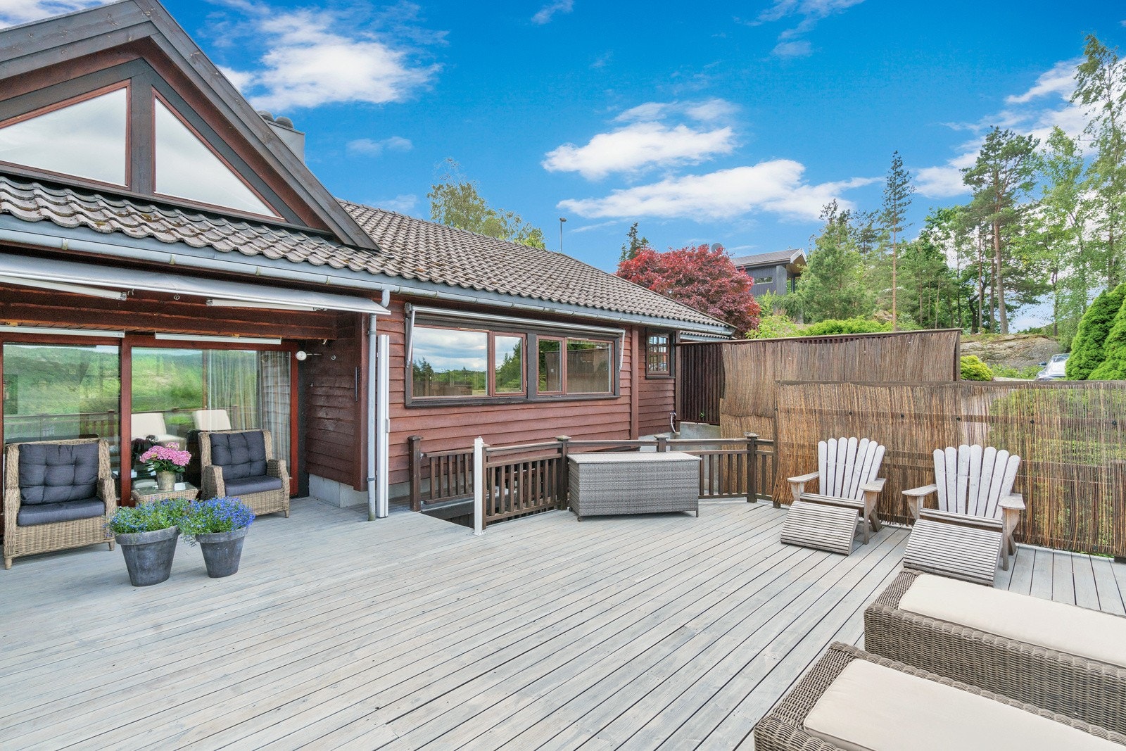 Stor, sydvestvendt terrasse med nydelig utsikt over Jegersberg. Galleribilde