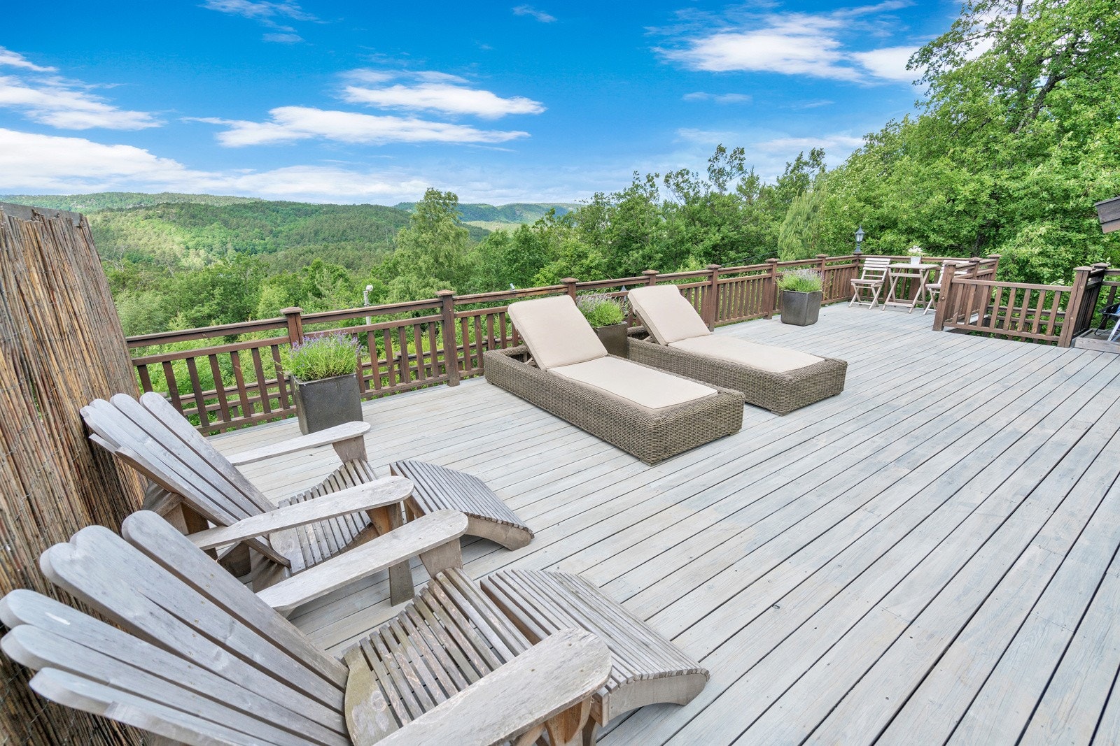 Stor, sydvestvendt terrasse med nydelig utsikt over Jegersberg. Galleribilde
