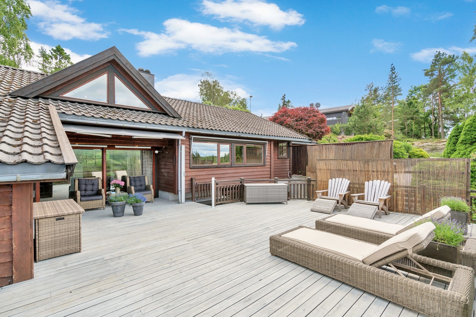 Stor, sydvestvendt terrasse med nydelig utsikt over Jegersberg. Galleribilde