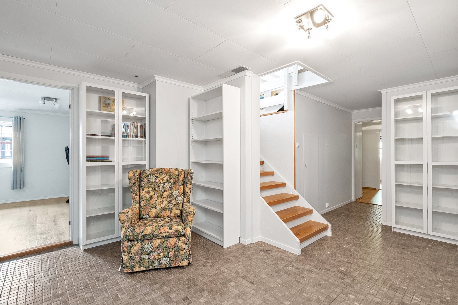 Trappegang med direkte adkomst til garasje. Galleribilde