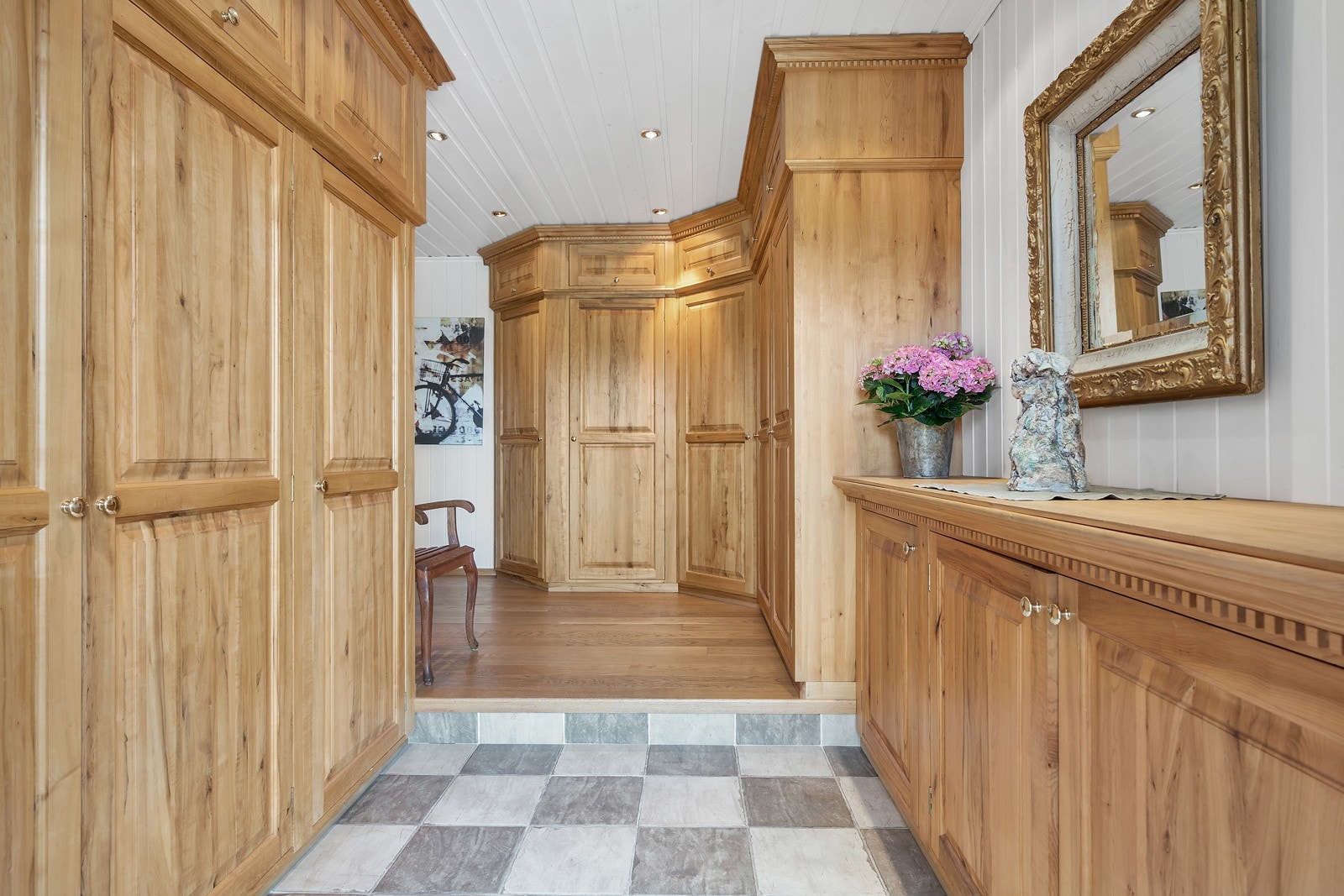Entré med plassbygd garderobe. Galleribilde