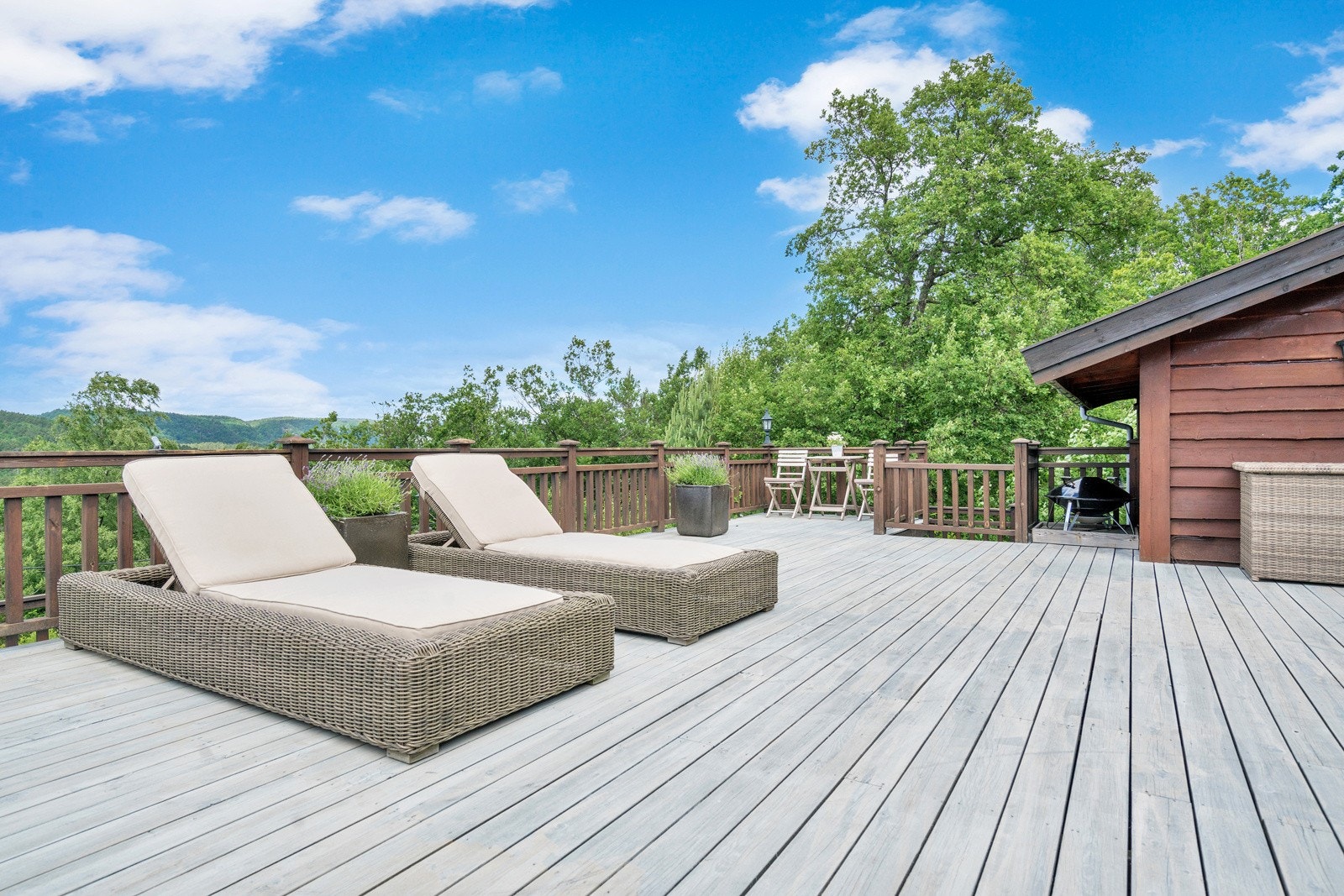 Stor, sydvestvendt terrasse med nydelig utsikt over Jegersberg. Galleribilde