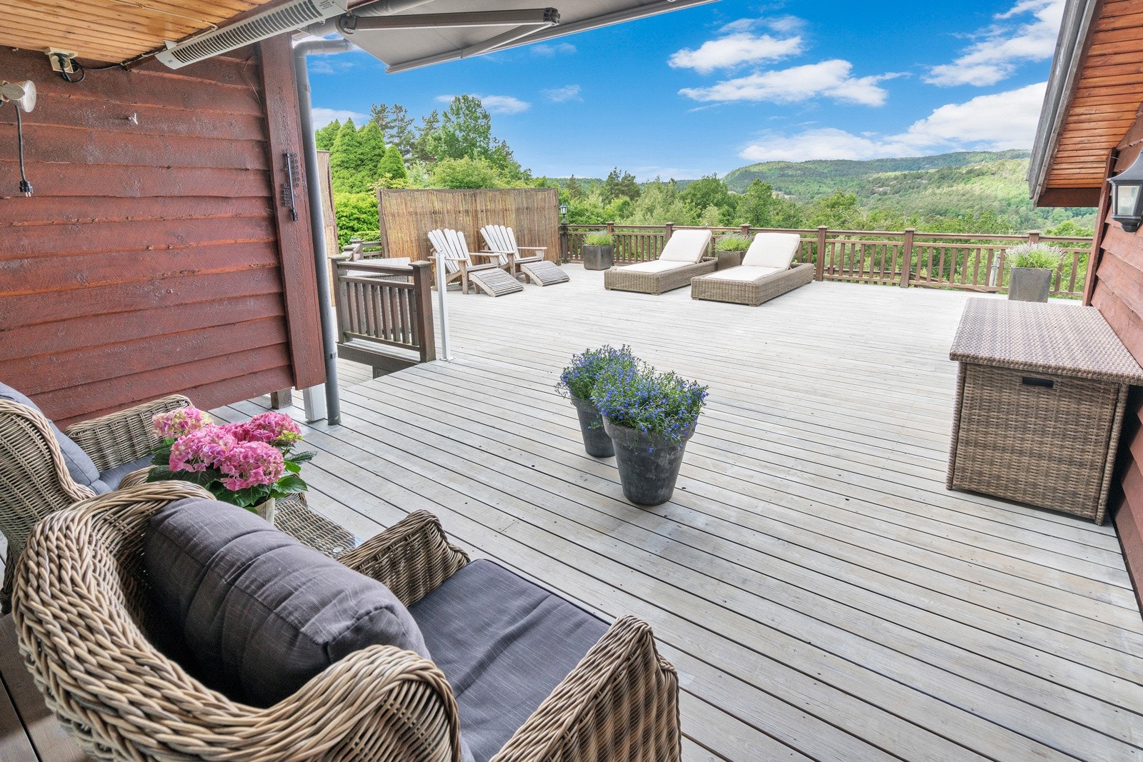 Stor terrasse med utgang fra stue. Galleribilde